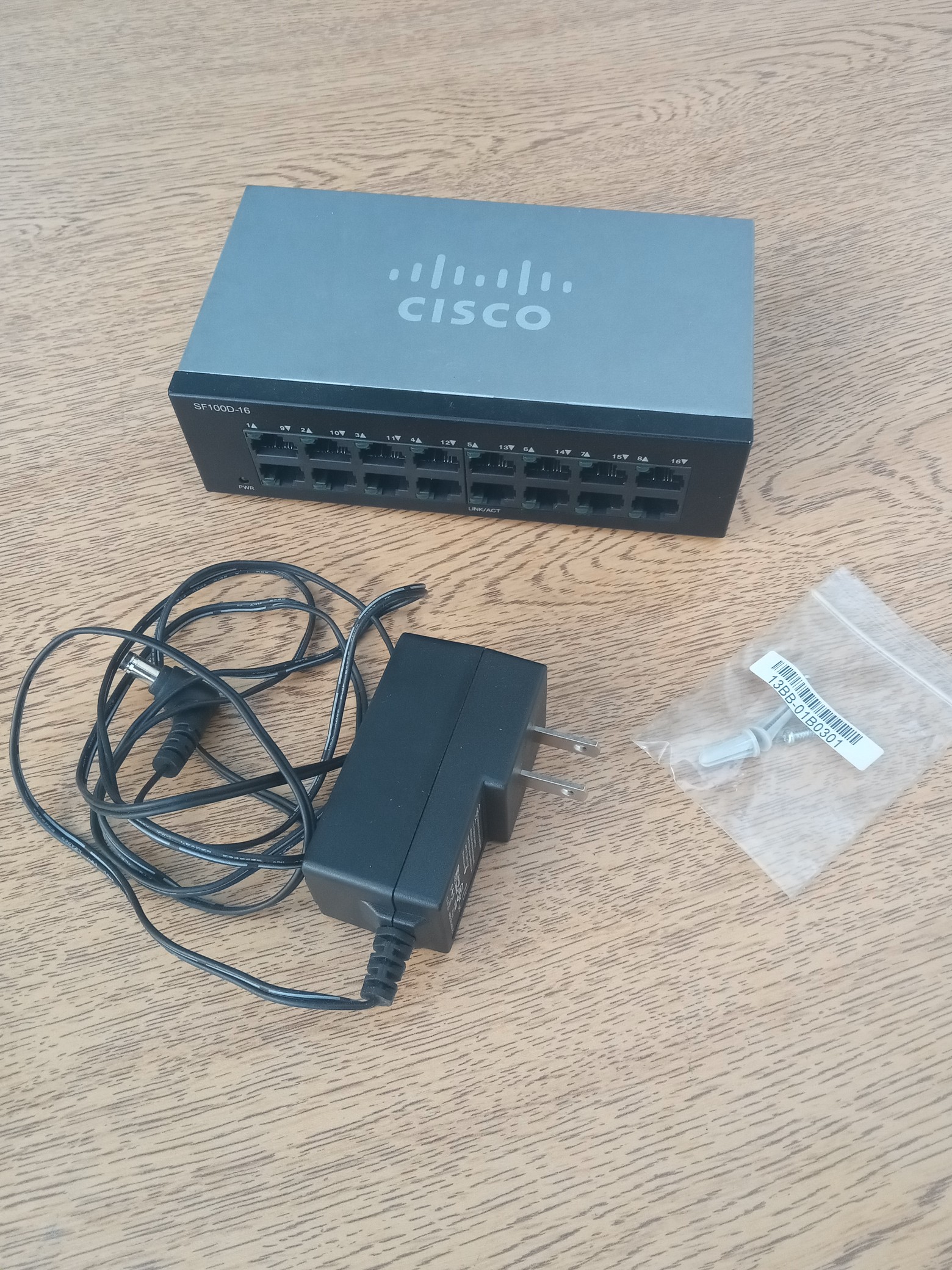 accesorios para electronica - Comunicador De Escritorio Cisco SF100D-16 De 16 puertos 10 )100 2