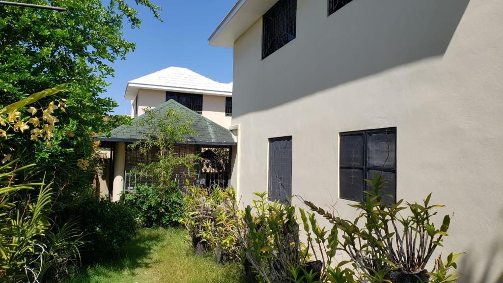 casas - Vendo casa en las Praderas 250 metros de Solar 
Construcción 250 más terraza 25  9