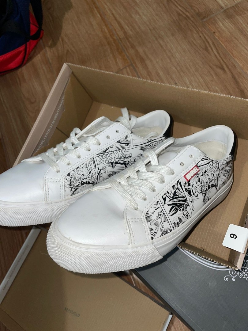 Corotos Tenis blancos con diseno de Marvel Size 39 US 6 UK 5 original de Pull Bear