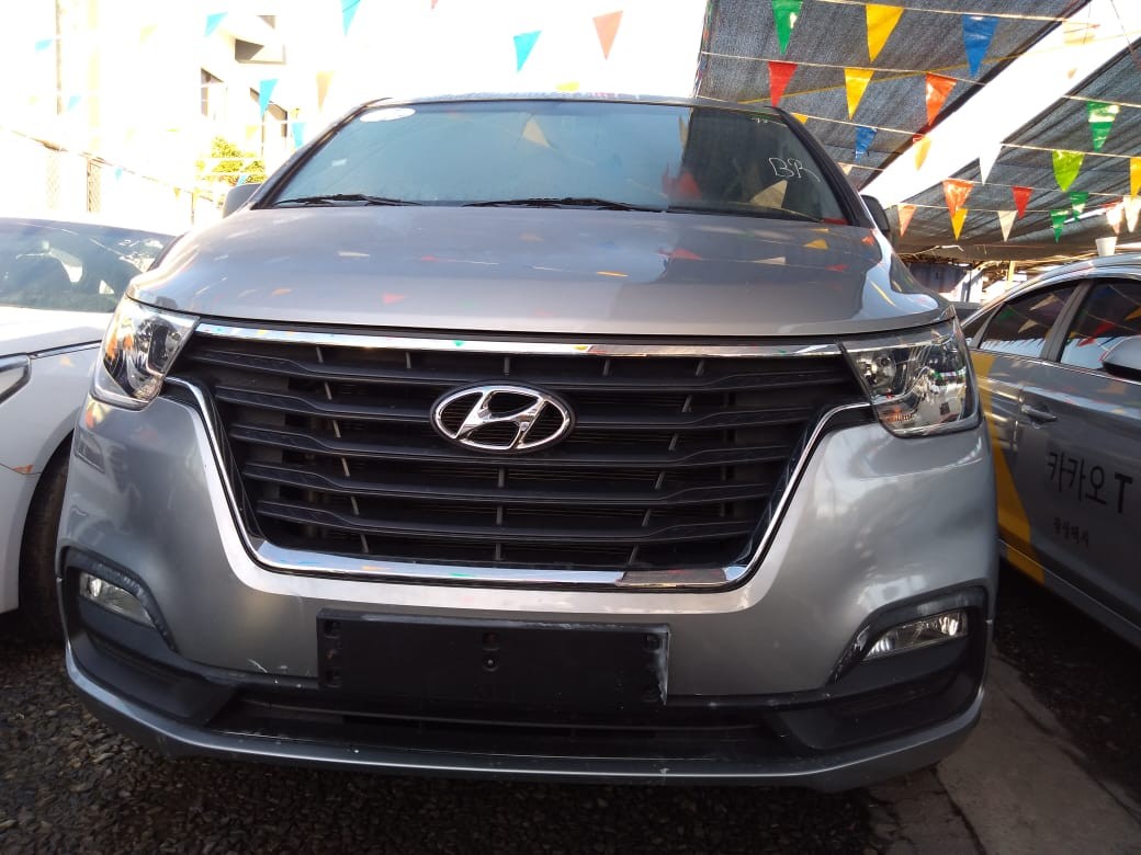 jeepetas y camionetas - HYUNDAI GRAND STAREX 2018 GRISDESDE: RD$1,450.100