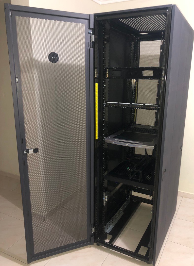 equipos profesionales - Dell 4210 Server Rack 42U modelo PS38S 19, Cerrado.+KVM Switch modelo #PDJCN 17