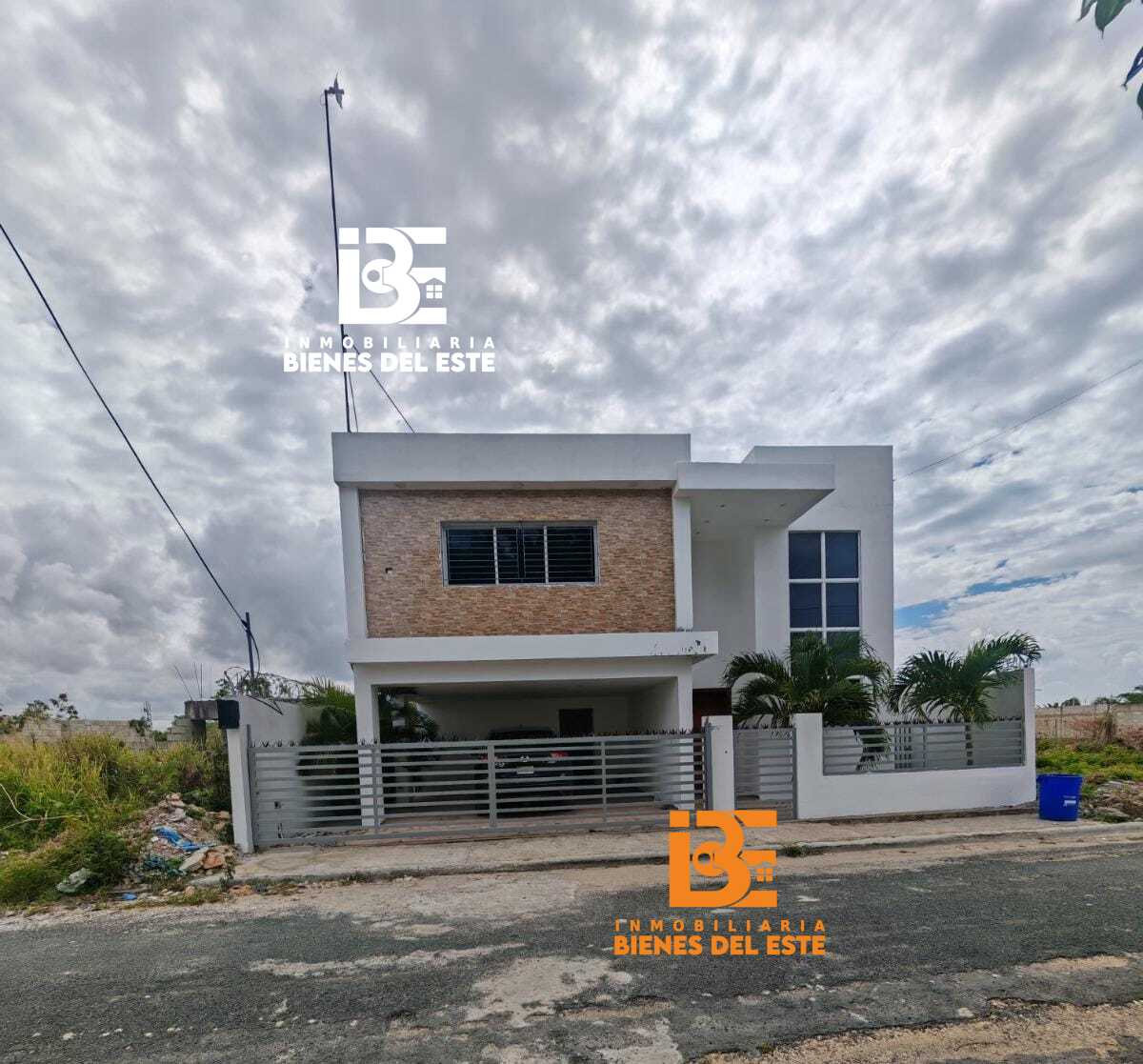 casas - Se Renta Hermosa Casa de Dos Niveles con piscina 