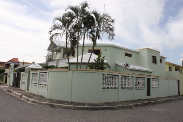 casas - Vendo casa grande en zona exclusiva de san Cristóbal. 7.4 millones negociable