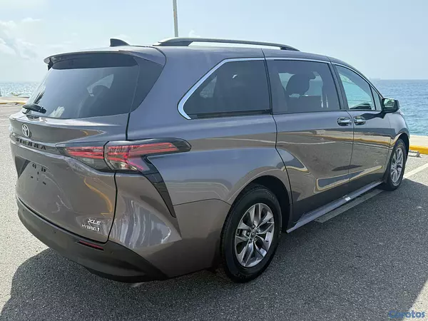jeepetas y camionetas - Toyota Sienna XLE 2022 8