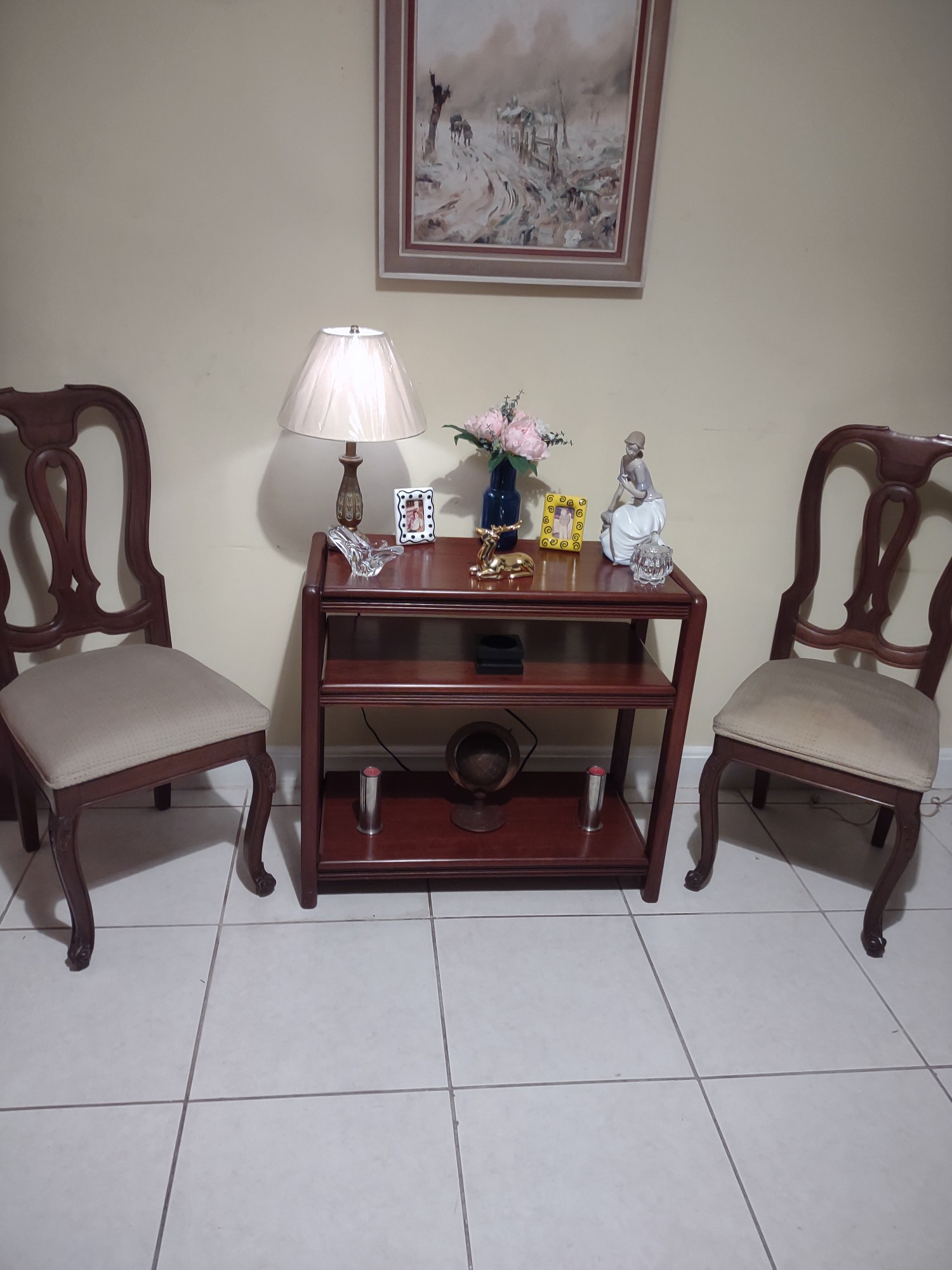 muebles y colchones - Vendo hermosa reprisa en caoba centenaria con finos acabados y detalles en sala