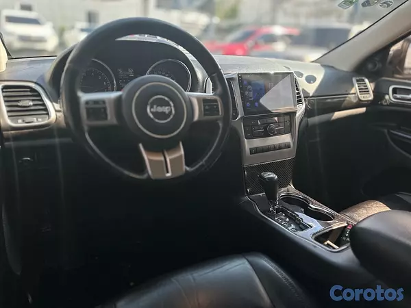 jeepetas y camionetas - Jeep Cherokee Laredo 2011 8