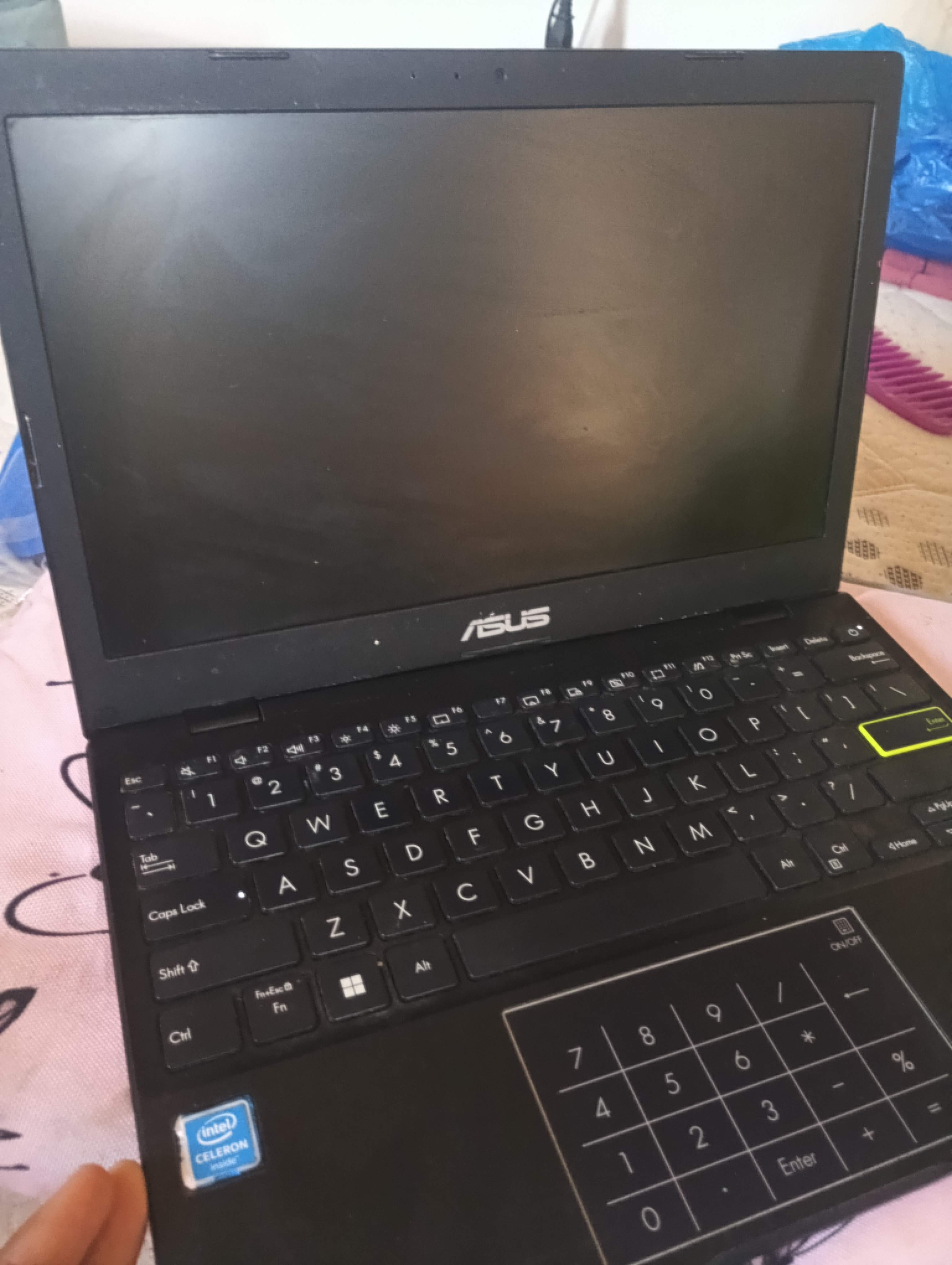 computadoras y laptops - Vendo pc Asus, como nueva 3