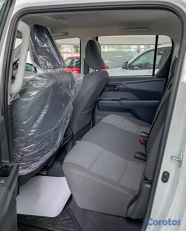 jeepetas y camionetas - Toyota Hilux LIMITED BEV 2026 9