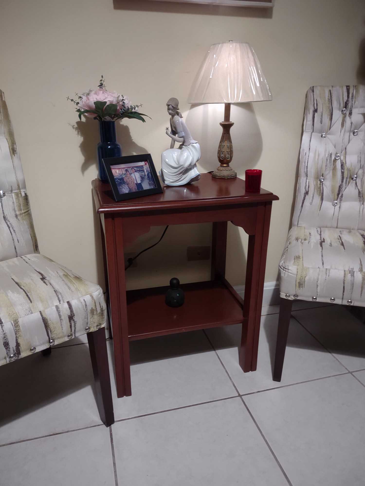 muebles y colchones - Vendo preciosa mesa en caoba con finos acabados y detalles ideal para tu sala
