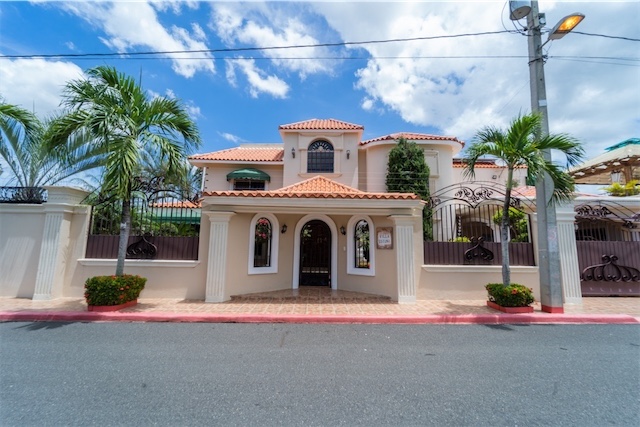 casas - Venta de lujosa casa de 700mts con piscina en la autopista de san Isidro RD 0