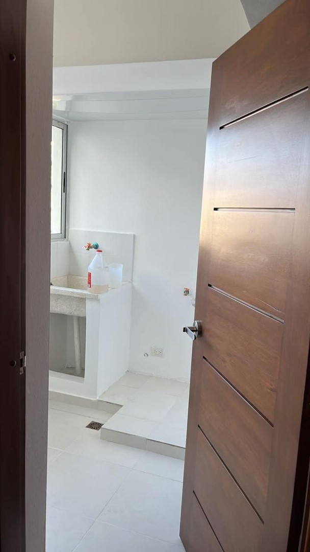 apartamentos - Vendo apto en Naco 
189.95 mts
Piso 5
3 Hab, principal w/c 
2 1/2 baños 
RD$13.5 0