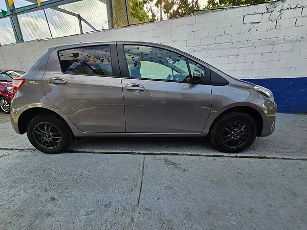 carros - TOYOTA VITZ 5