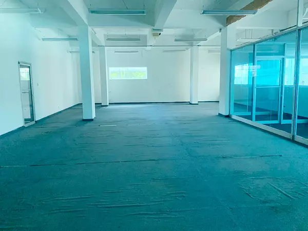 oficinas y locales comerciales - Local céntrico en Piantini 4