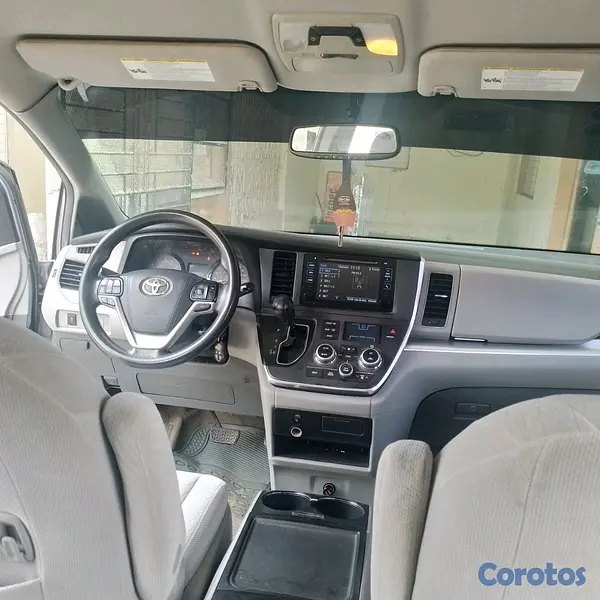jeepetas y camionetas - Toyota sienna 2017 4x4  3