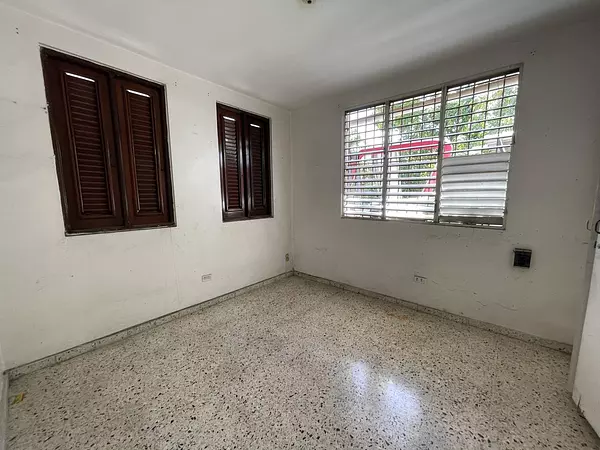oficinas y locales comerciales - Alquiler Local Av Rómulo Betancourt 7