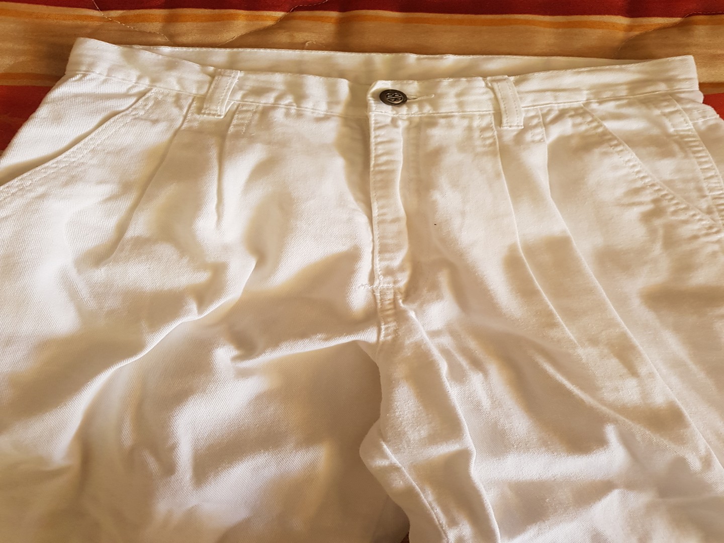 Pantalón blanco, diseño exclusivo de Bill Blass, tela estilo jeans