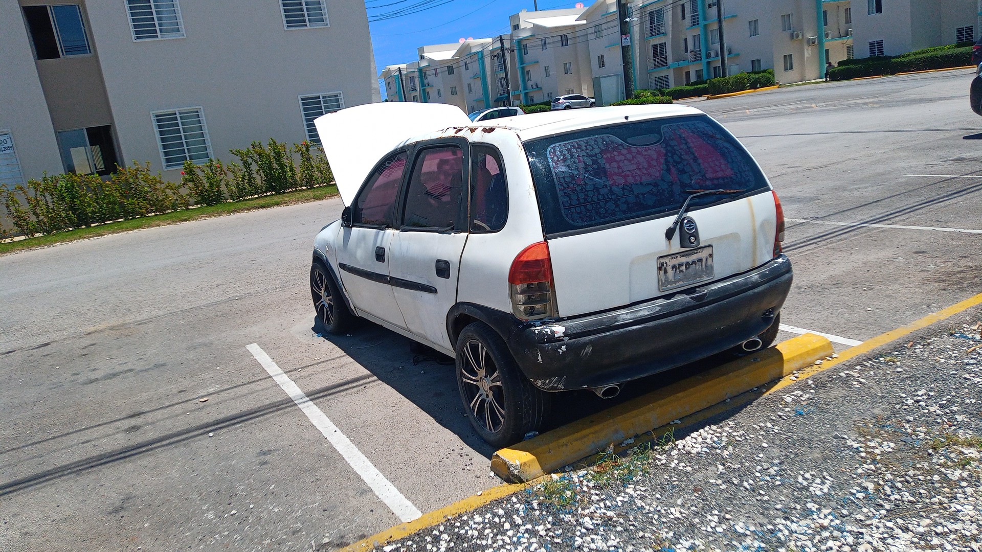 carros - Chewi 2001 para piezas, funciona con gas, muy económica.  En Bavaro, Punta Cana 3