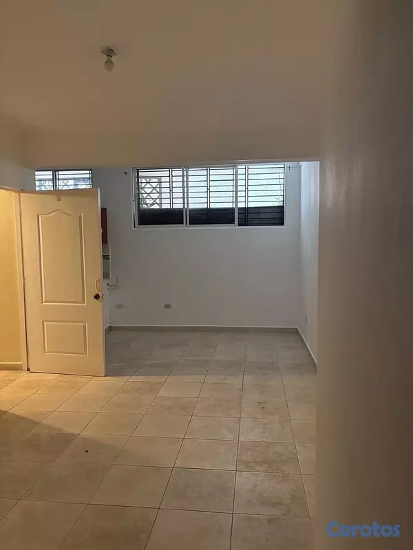 apartamentos - vendo Quisqueya primer nivel ideal para inversión una habitación parqueo baño  2