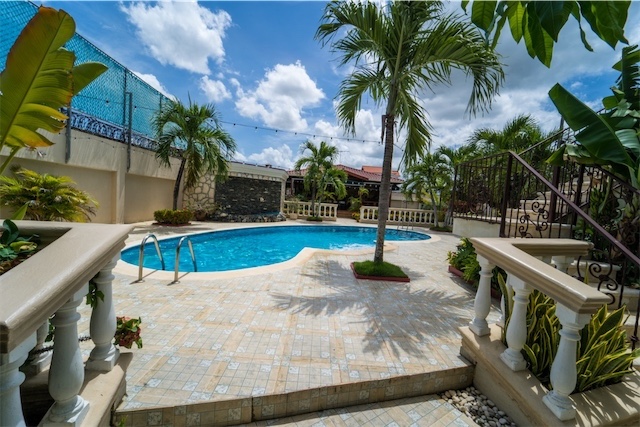 casas - Venta de lujosa casa de 700mts con piscina en la autopista de san Isidro RD 2