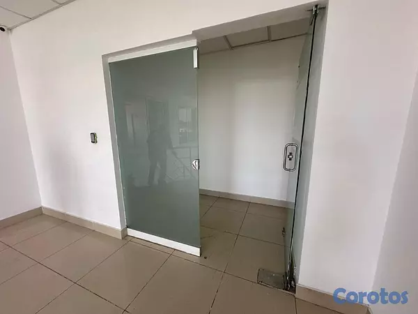 oficinas y locales comerciales - OFICINA MODERNA CON EXCELENTE DISTRIBUCION EN BELLA VISTA 9