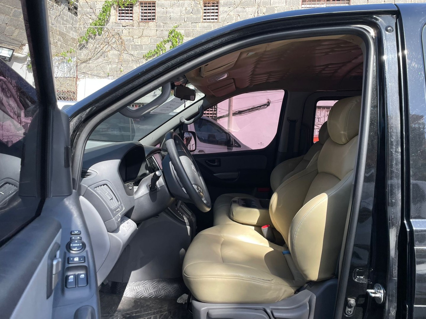 jeepetas y camionetas - HYUNDAI GRAND STAREX 2017 NEGRA 4