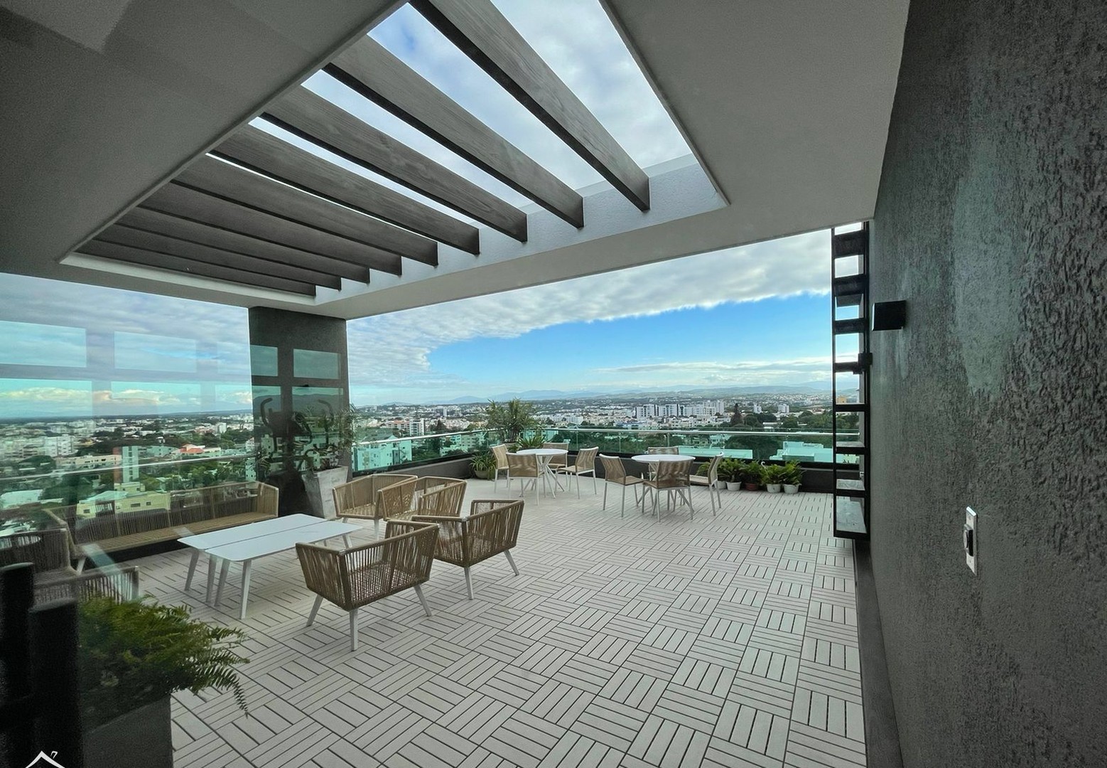 apartamentos - Apartamento en octavo piso en torre, Esmeralda/Santiago  0