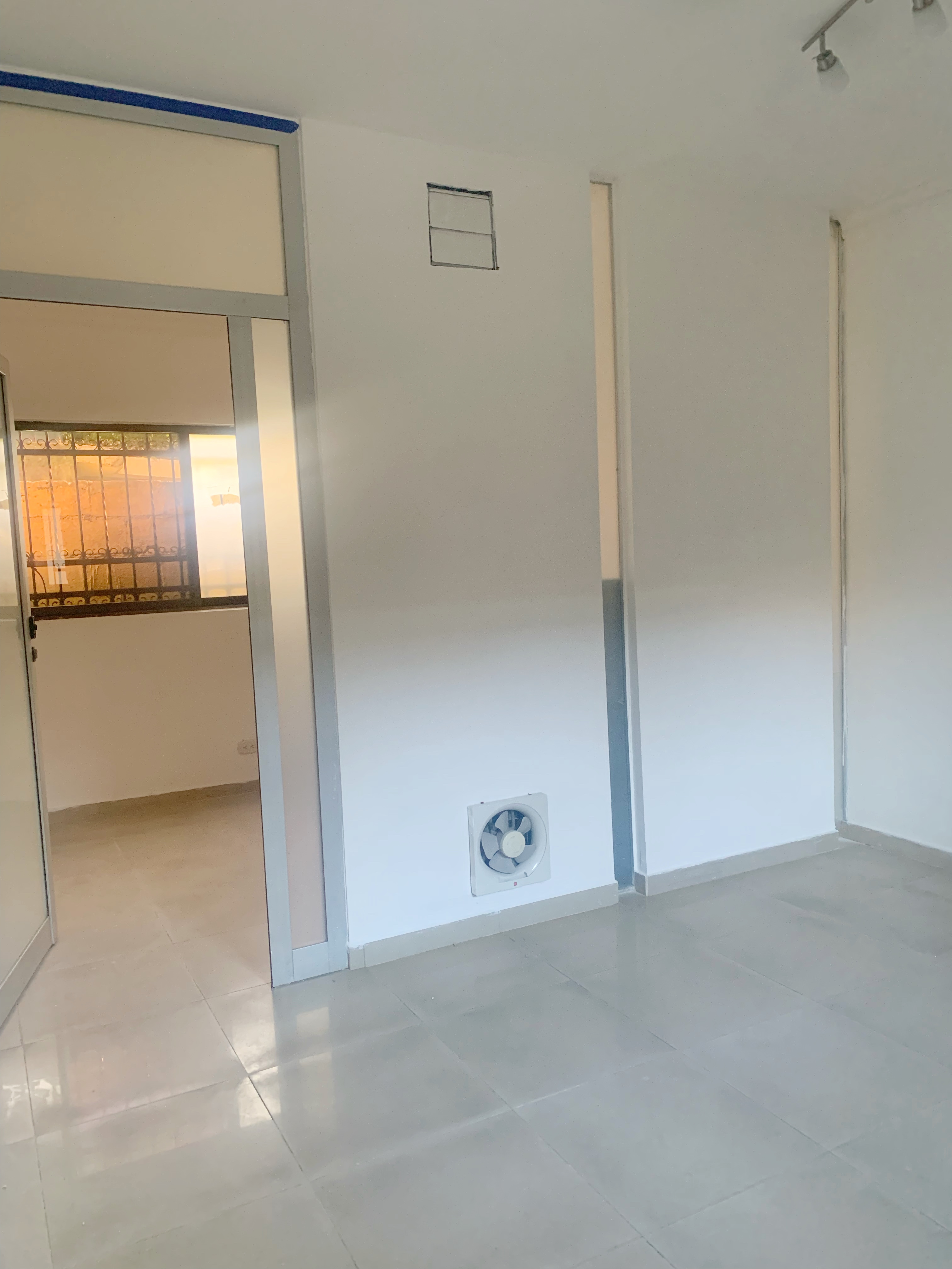 oficinas y locales comerciales - Local céntrico en los Prados  2