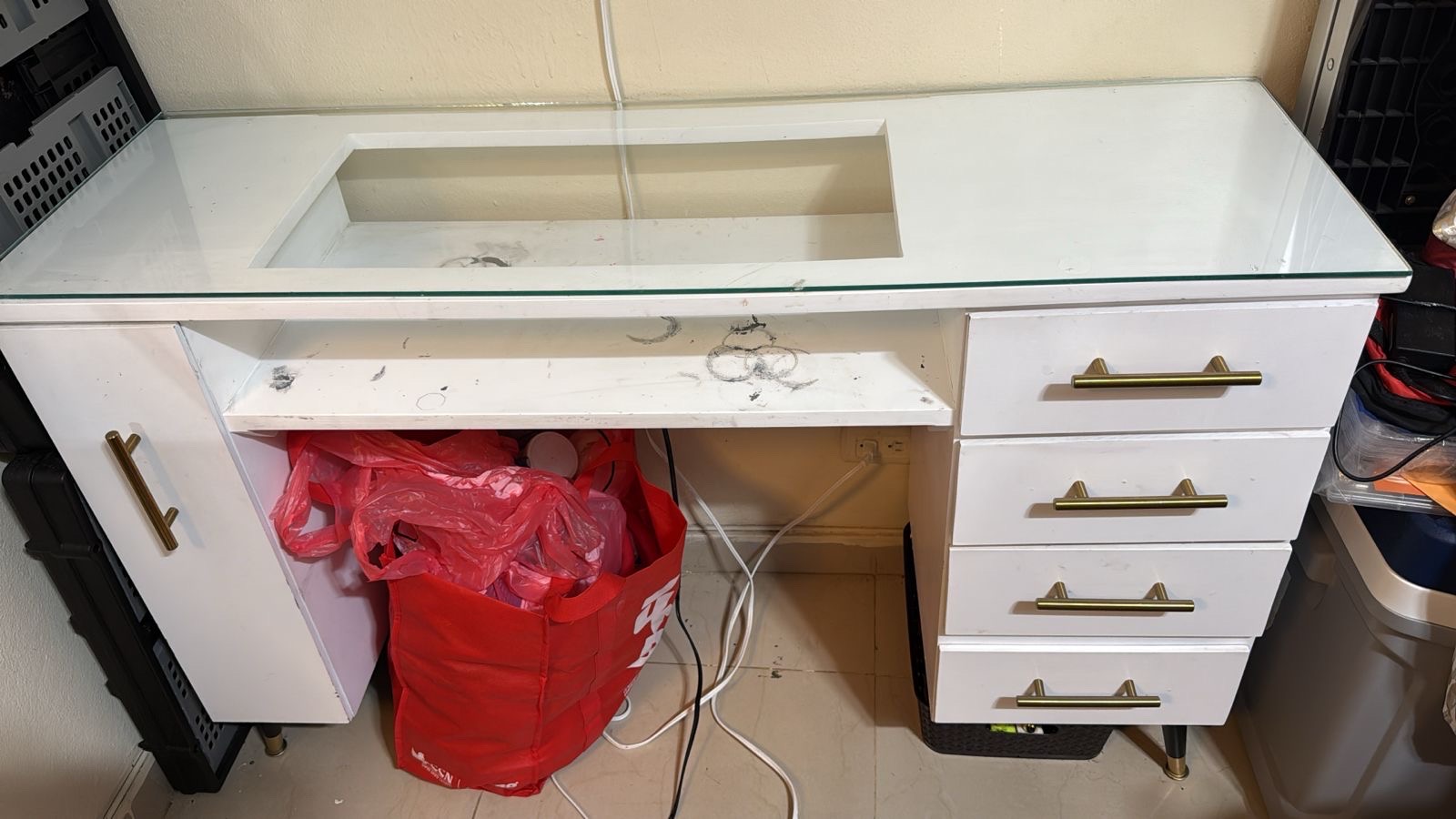 salud y belleza - mesa de uñas  1