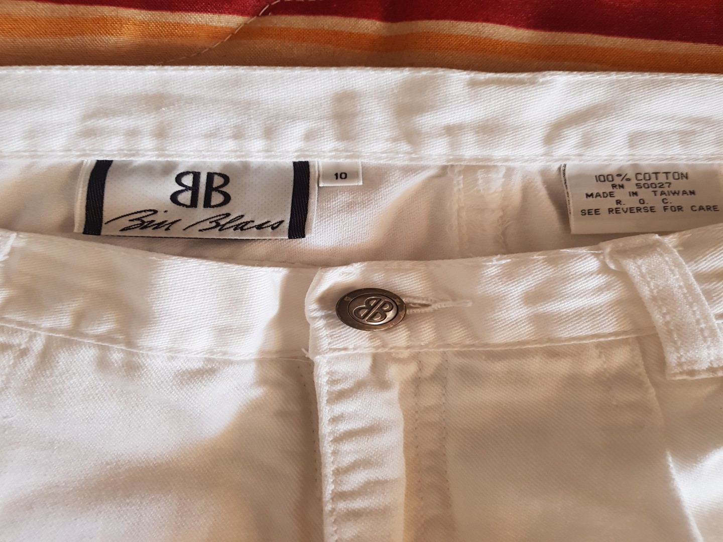 Pantalón blanco, diseño exclusivo de Bill Blass, tela estilo jeans 1