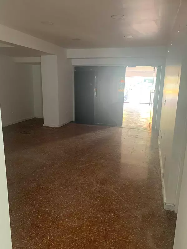 oficinas y locales comerciales - Alquiler Local Rómulo Betancourt, Mirador Sur 8