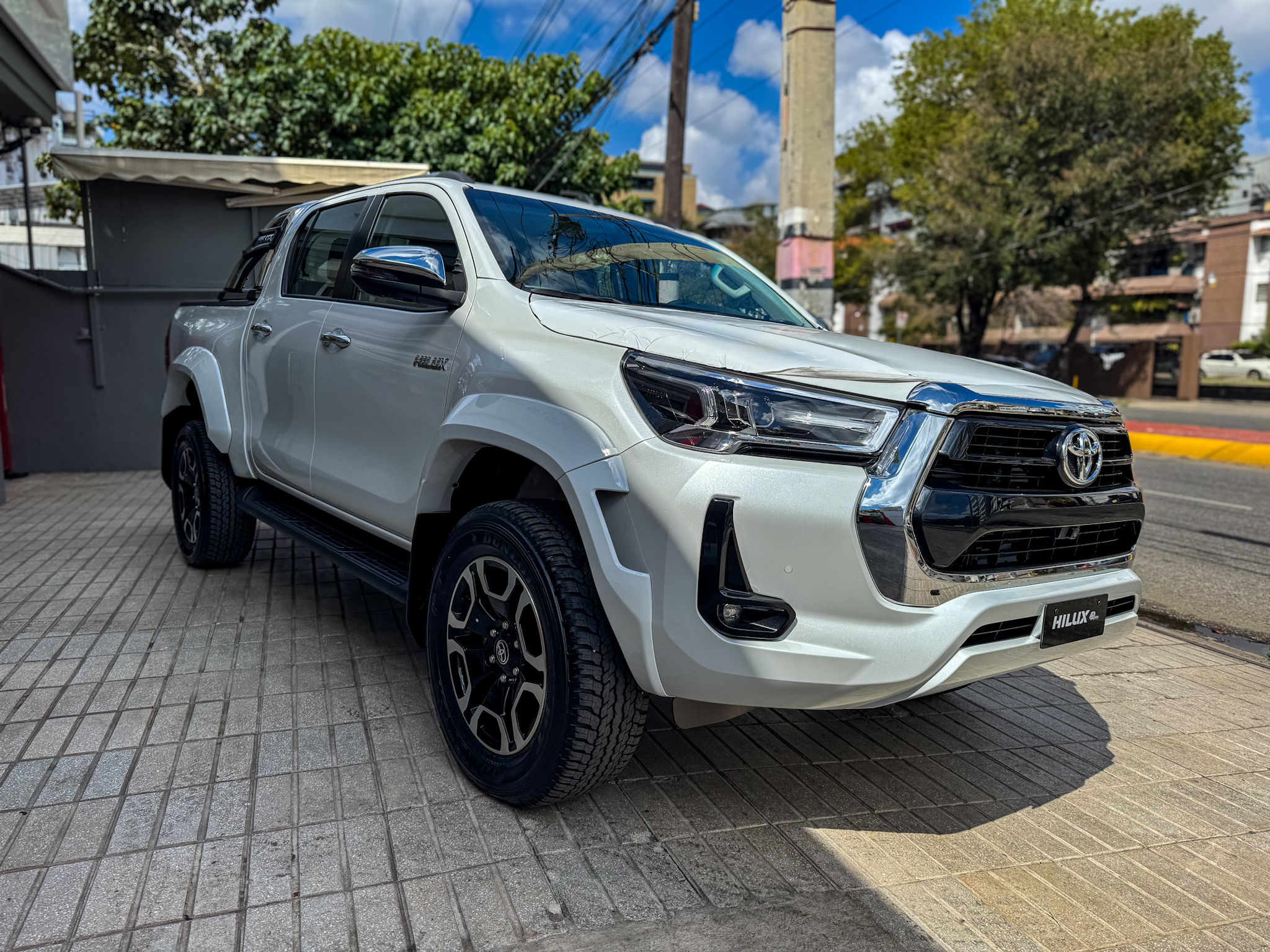 jeepetas y camionetas - TOYOTA HILUX LIMITED SRX (WIDE TREAD) 4X4 2