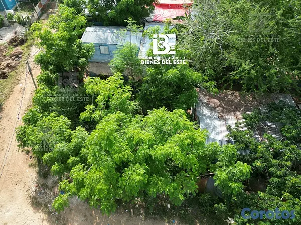 solares y terrenos - Se Vende solar de esquina con 143 metros.  📍En Sec 4