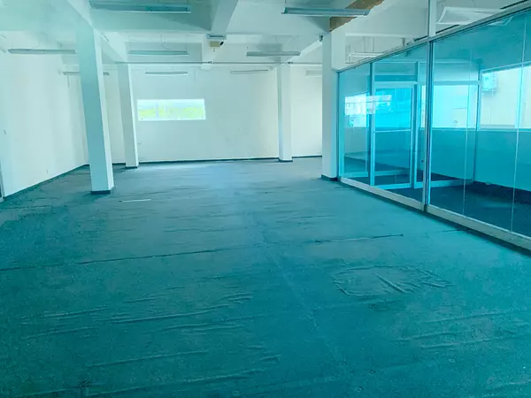 oficinas y locales comerciales - Local céntrico en Piantini 6