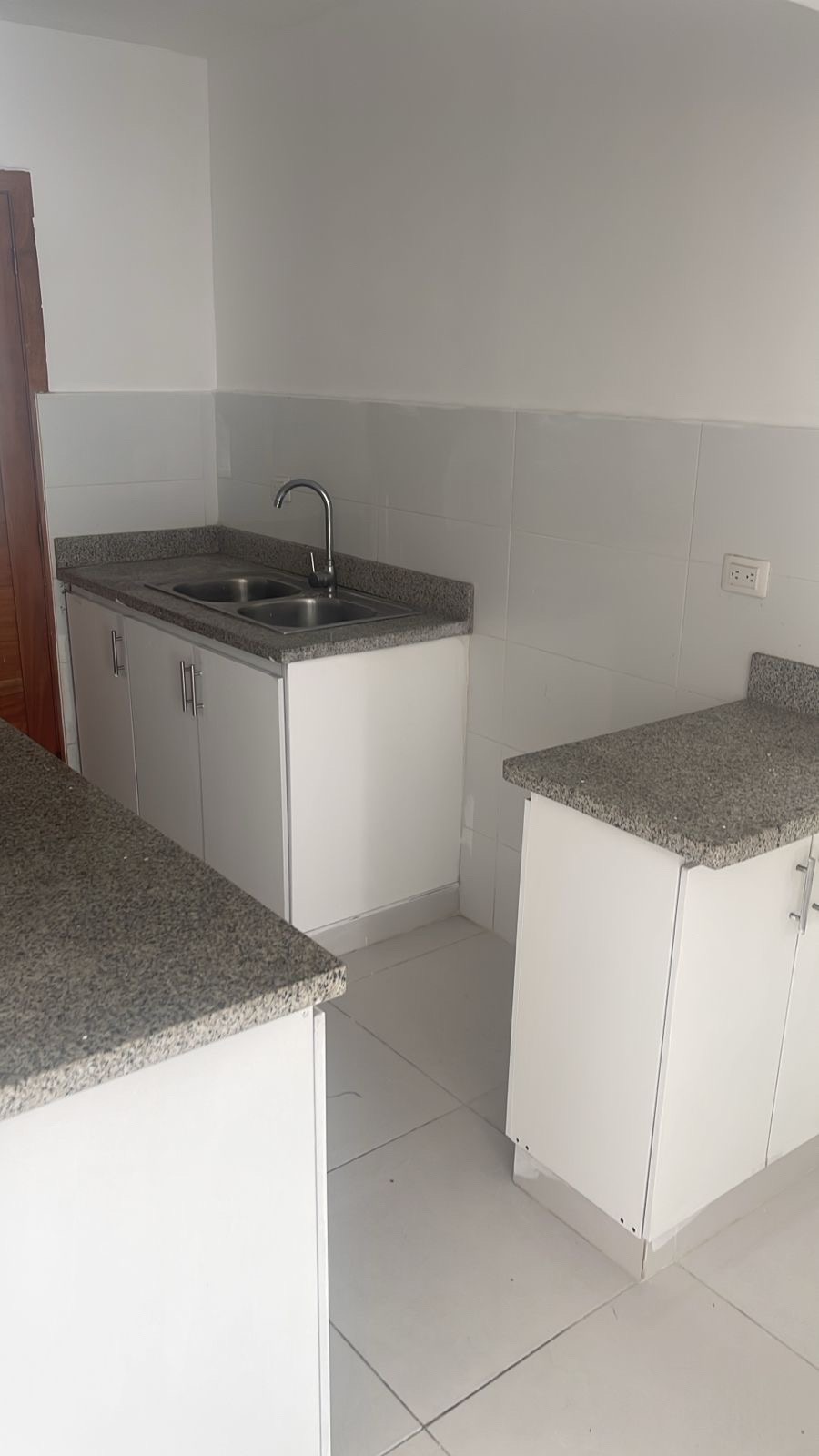 apartamentos - apartamento de 3 habitaciones y 2 baños con parqueo techando ubic. av España.  4