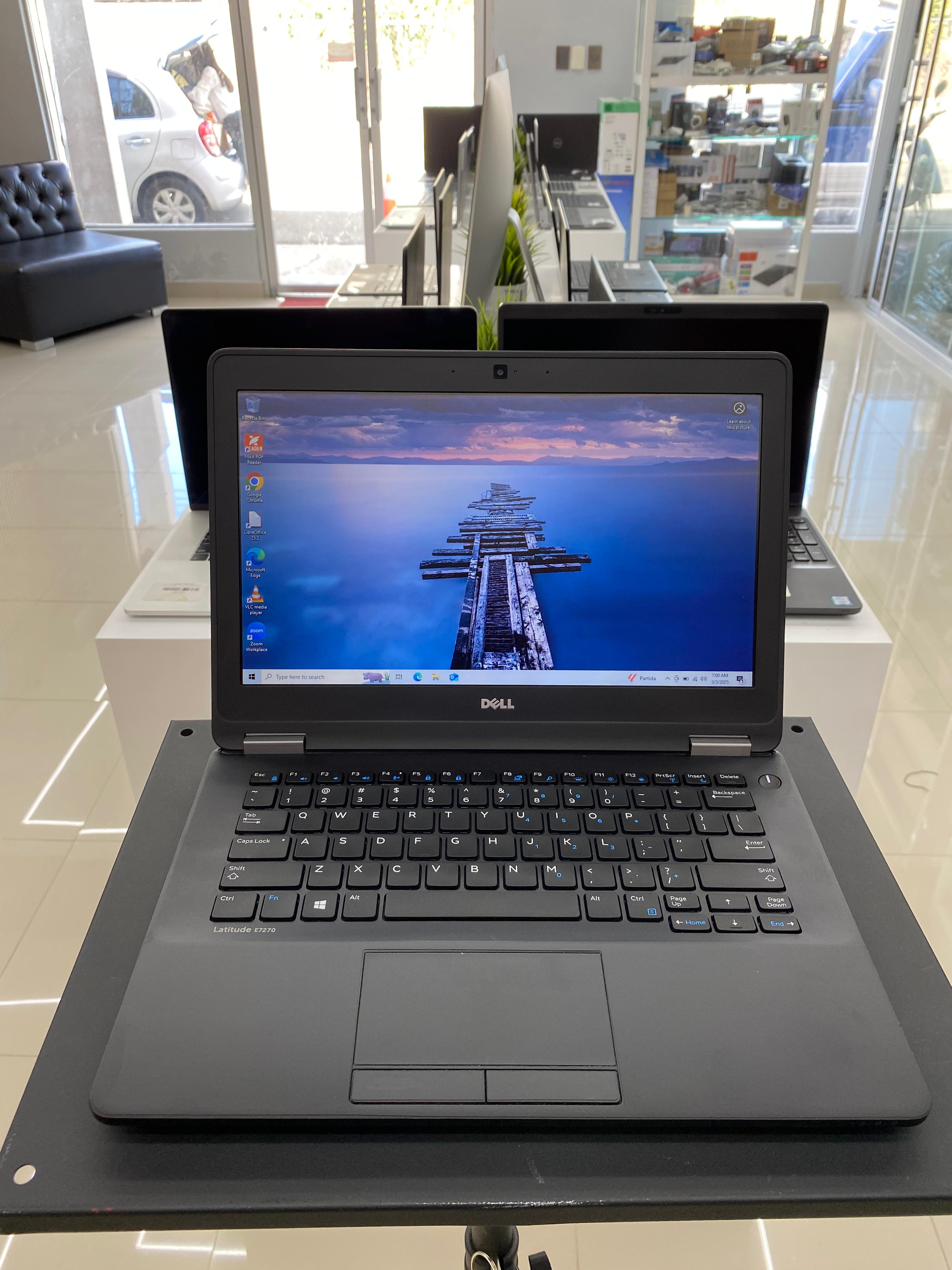 computadoras y laptops - Laptop Dell Latitude E7270 13¨ i5 6th Gen 8GB RAM  0