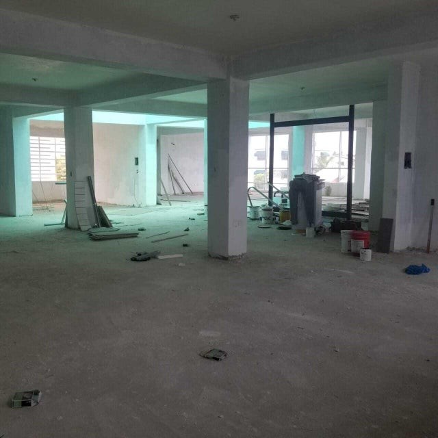 oficinas y locales comerciales - Local comercial en alquiler #23-423 El Millón santo Domingo 1