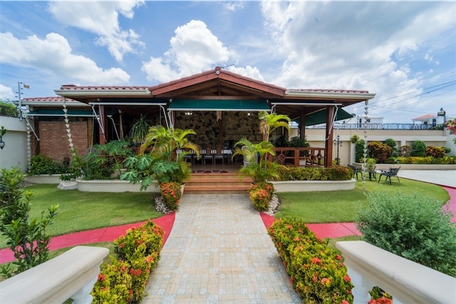 casas - Venta de lujosa casa de 700mts con piscina en la autopista de san Isidro RD 7