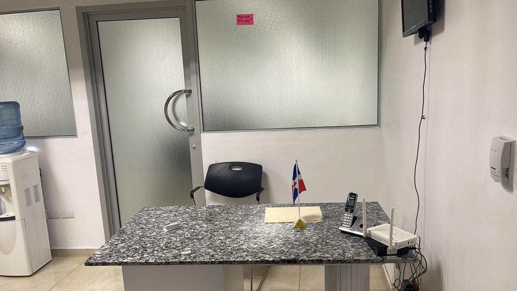 oficinas y locales comerciales - Amplio local en Gazcue 2