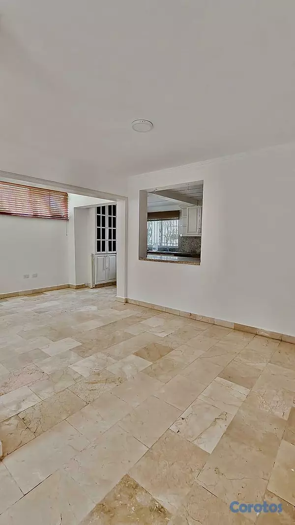 casas - Casa de dos niveles ubicada en el exclusivo sector 3