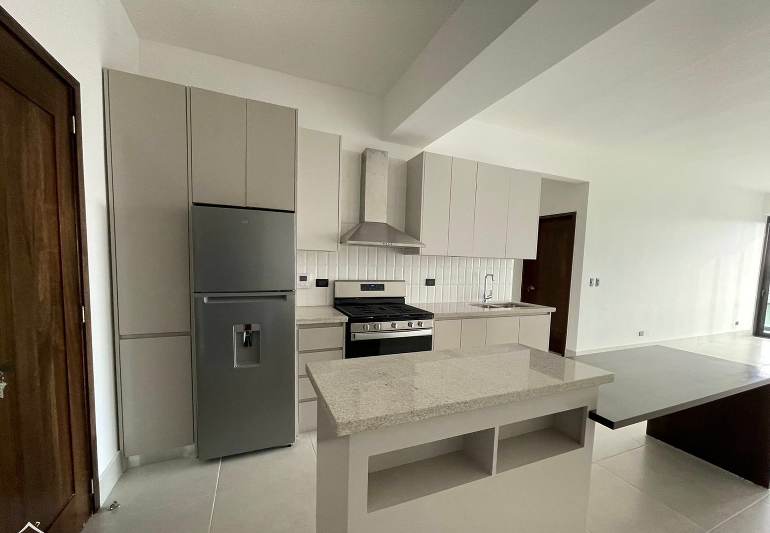 apartamentos - Apartamento en octavo piso en torre, Esmeralda/Santiago  5
