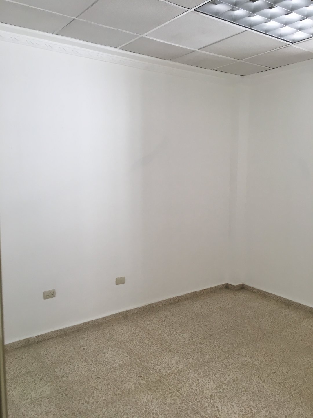 oficinas y locales comerciales - Oficinas / Local 27 de Febrero Piantini (Mantenimiento e internet incluido) 1