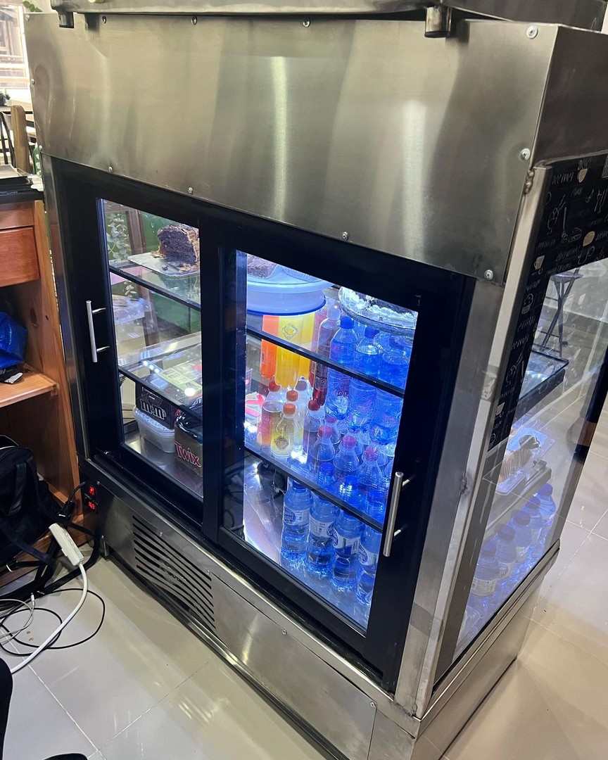 equipos profesionales - Vitrina Fria de 43 pulg de ancho 53 pulg altura  1