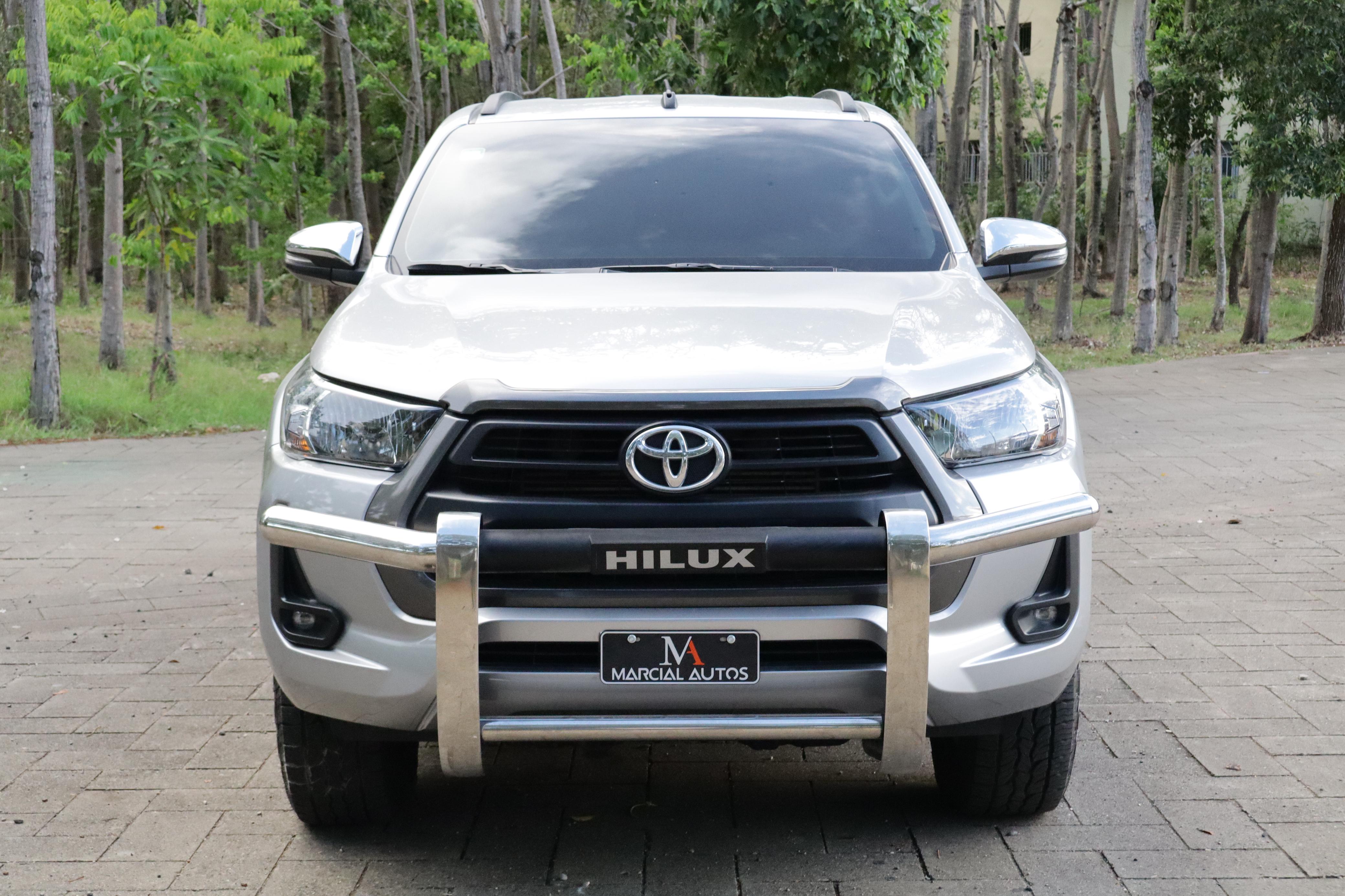 jeepetas y camionetas - Montate en esta impecable Toyota Hailux 2022 