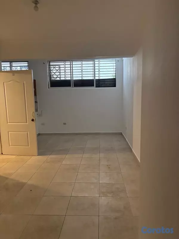 apartamentos - vendo Quisqueya primer nivel ideal para inversión una habitación parqueo baño  4