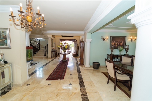 casas - Venta de lujosa casa de 700mts con piscina en la autopista de san Isidro RD 4