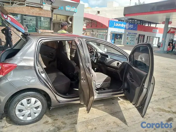 carros - Toyota Vitz 2017  5