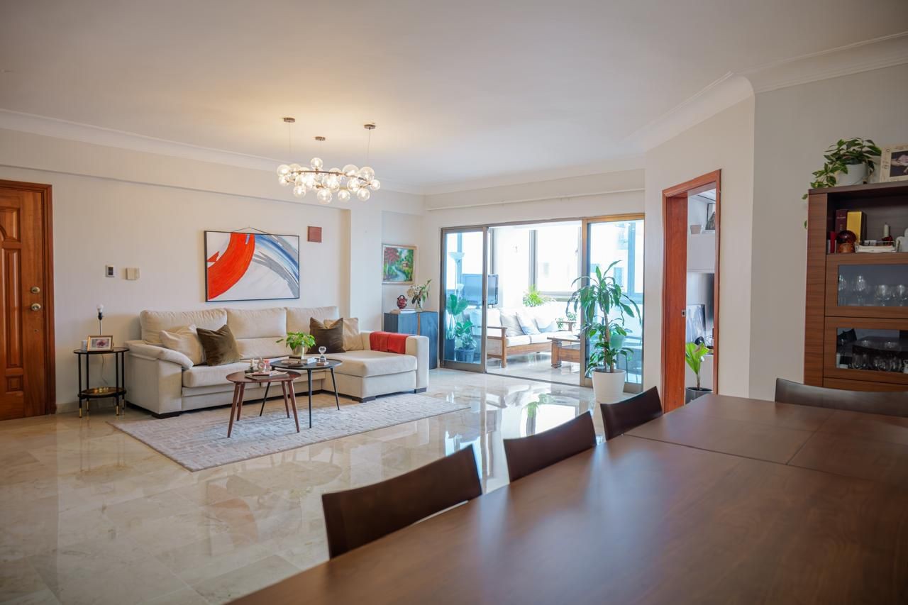 apartamentos - Vendo apartamento  en naco 8vo piso 
Precio USD$370,000.00 

Balcón amplio 
Sala 3