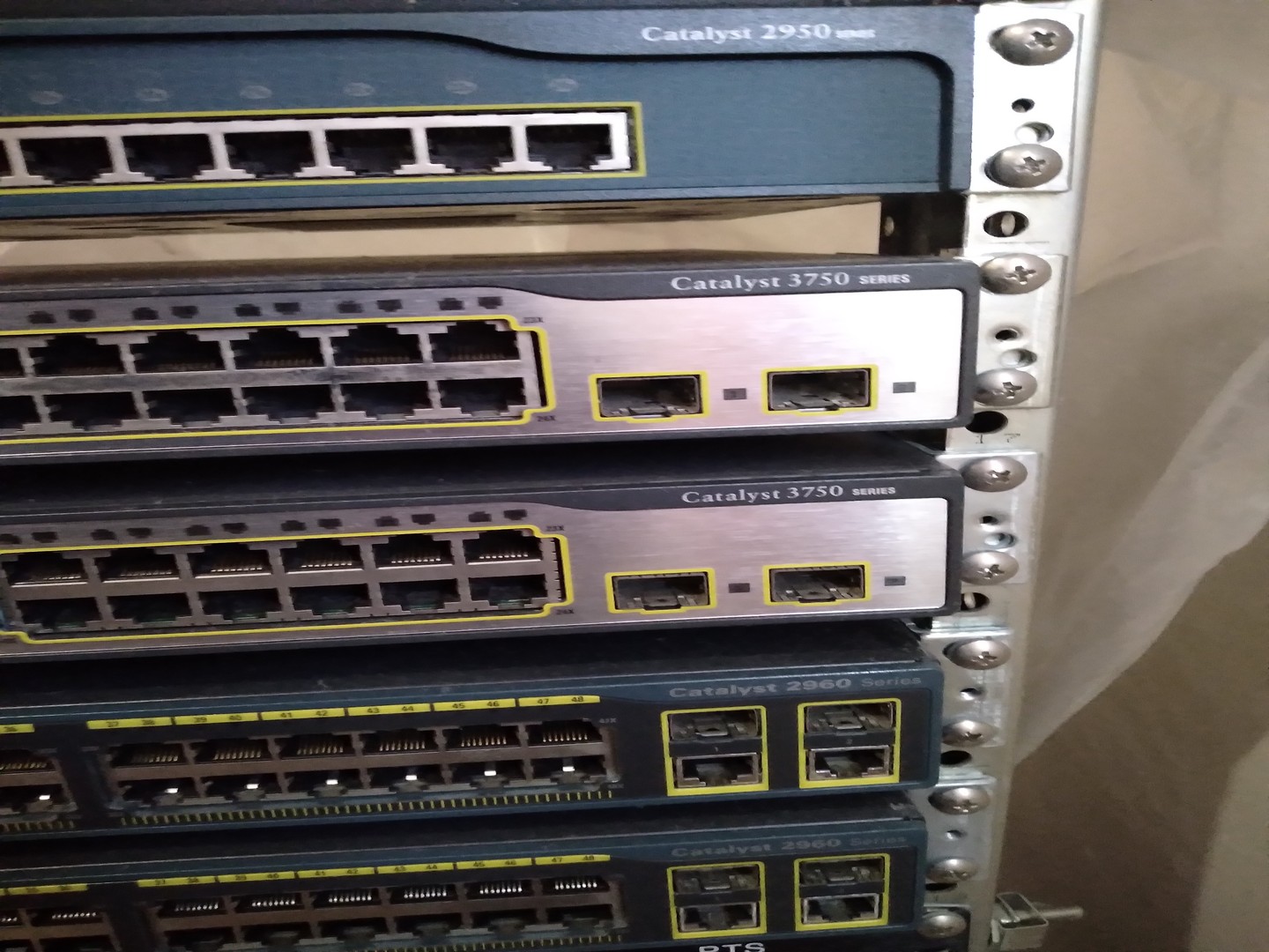 otros electronicos -  Equipos redes:
(2) CISCO 2960
(2)CISC 3750
(1) cisco2950
(2) automátic transfer 1