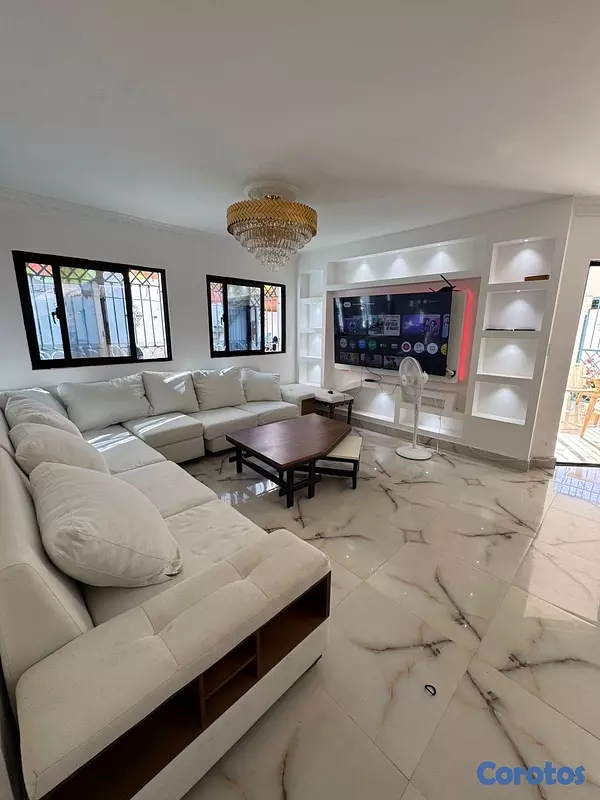casas - Venta de mansión con 455mts y piscina en vista hermosa Santo Domingo este 8