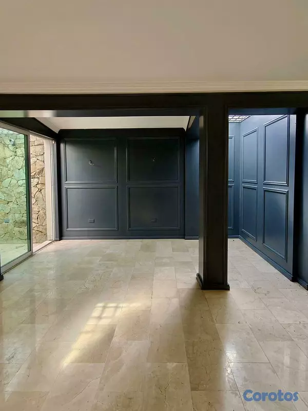 casas - Casa de dos niveles ubicada en el exclusivo sector 2